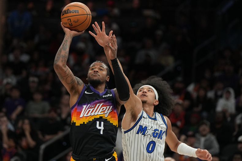 Jalen Green, de los Suns de Phoenix, dispara frente a Anthony Black, del Magic de Orlando, en el encuentro del sábado 21 de febrero de 2026 (AP Foto/Rick Scuteri)