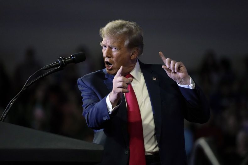 El precandidato presidencial republicano, el expresidente Donald Trump, habla en un mitin en la Coastal Carolina University, en Conway, Carolina del Sur, el 10 de febrero de 2024. (Foto AP/Manuel Balce Ceneta)