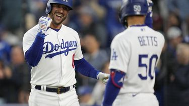 El jugador de los Dodgers de Los Ángeles David Peralta (6) celebra con Mookie Betts (50) tras pegar un jonrón en el segundo inning de su juego de béisbol contra los Filis de Filadelfia en Los Ángeles, el lunes 1 de mayo de 2023. (AP Foto/Ashley Landis)