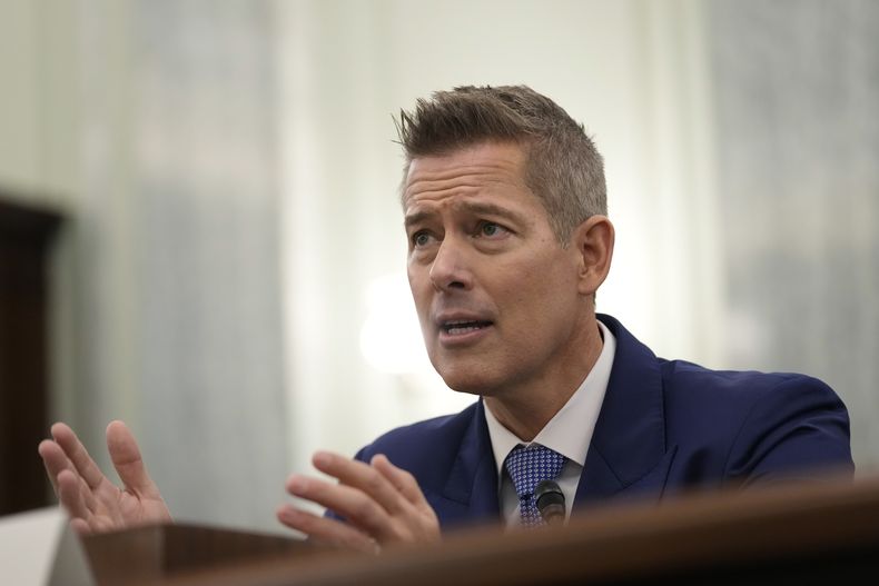 El exrepresentante republicano Sean Duffy da su testimonio ante la Comisión de Comercio, Ciencia y Transporte del Senado en el Capitolio en Washington, el miércoles 15 de enero de 2025, para su nominación a ser secretario de Transporte. (AP Foto/Susan Walsh)
