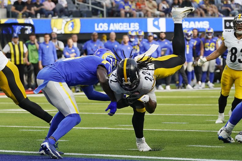 Najee Harris, derecha, corredor de los Steelers de Pittsburgh, consigue una anotación mientras el safety Jordan Fuller, de los Rams de Los Ágeles, intenta contenerlo durante la segunda mitad del juego de la NFL, el domingo 22 de octubre de 2023, en Inglewood, California. (AP Foto/Gregory Bull)