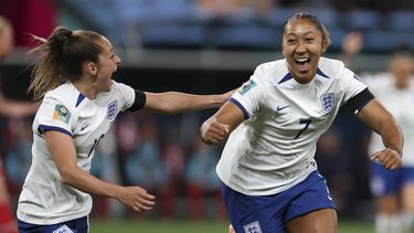 La inglesa Lauren James celebra el gol en la primera mitad junto a su compañera Ella Toon en el encuentro ante Dinamarca del Grupo D de la Copa Mundial femenina el viernes 28 de julio del 2023 en Sidney, Australia. (AP Foto/Sophie Ralph)