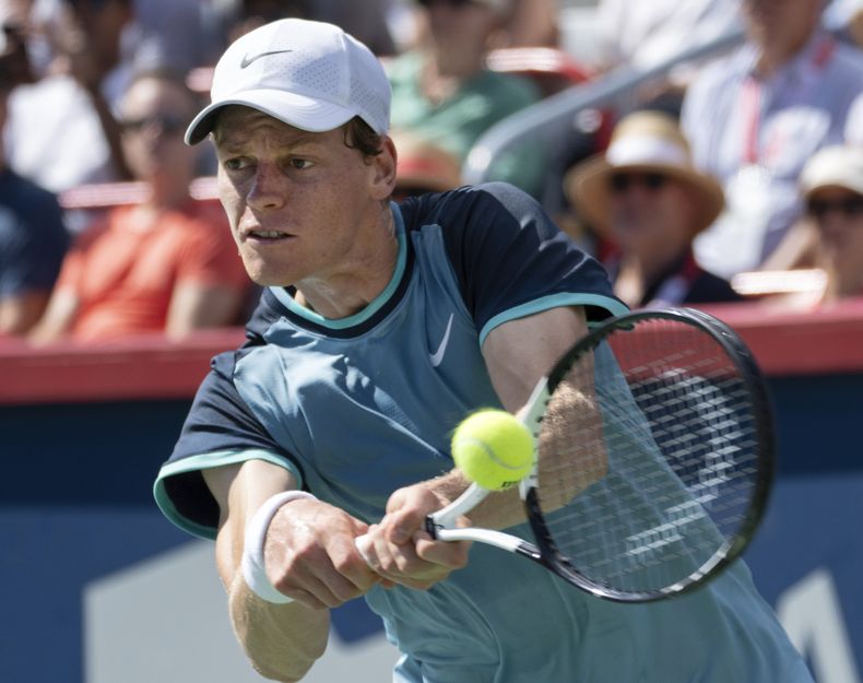 El italiano Jannik Sinner regresa un tiro en el duelo ante el chileno Alejandro Tabilo en el Abierto de Montreal el sábado 10 de agosto del 2024. (Ryan Remiorz/The Canadian Press via AP)/The Canadian Press via AP)