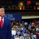 El presidente Donald Trump aparece en el escenario de la escuela secundaria Wheeler High School, el miércoles 22 de julio de 2026, en Marietta, Georgia. (Foto AP/Julia Demaree Nikhinson)