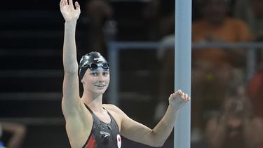 La canadiense Summer McIntosh saluda tras ganar los 200 metros mariposa en los Juegos Olímpicos de París, el jueves 1 de agosto de 2024, en Nanterre, Francia. (AP Foto/Matthias Schrader)