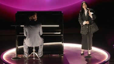 Finneas (izquierda) y Billie Eilish cantan What Was I Made For? de la película Barbie durante la entrega de los Oscar el domingo 10 de marzo de 2024, en el Teatro Dolby de Los Ángeles. (AP Foto/Chris Pizzello)