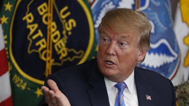 Trump sopesa plan para enviar migrantes a ciudades santuario