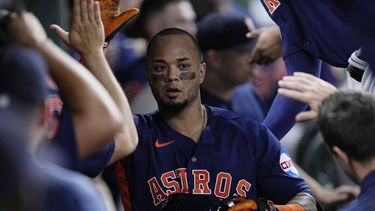 El puertorriqueño de los Astros de Houston Martin Maldonado es felicitado por sus compañeros en el dugout tras pegar un jonrón en la octava entrada ante los Marineros de Seattle el sábado 8 de julio del 2023. (AP Foto/Kevin M. Cox)