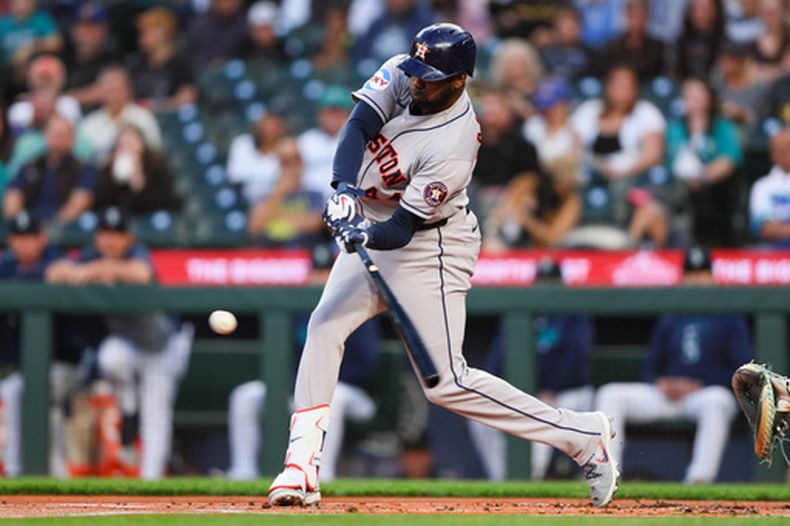 El bateador designado de los Astros de Houston Yordan Álvarez batea un sencillo remolcador en la primera entrada ante los Marineros de Seattle el martes 22 de septiembre del 2026. (AP Foto/Kevin Ng)