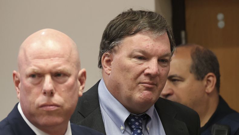 Rex Heuermann, centro, acusado de los asesinatos en serie de Gilgo Beach en Long Island, comparece en una audiencia en el trubunal del condado de Suffolk, en Riverhead, Nueva York, el jueves 6 de junio de 2024. (James Carbone/Newsday vía AP, Pool)