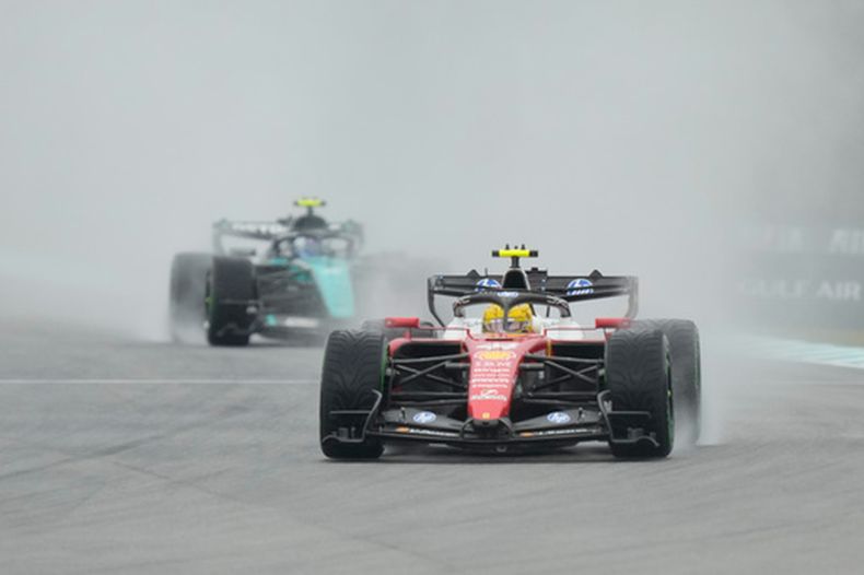 El británico Lewis Hamilton de Ferrari conduce su auto en la vuelta de formación antes de que el Gran Premio de Bahrein en Malasia se retrasara el domingo 4 de octubre del 2026. (AP Foto/Aijaz Rahi)