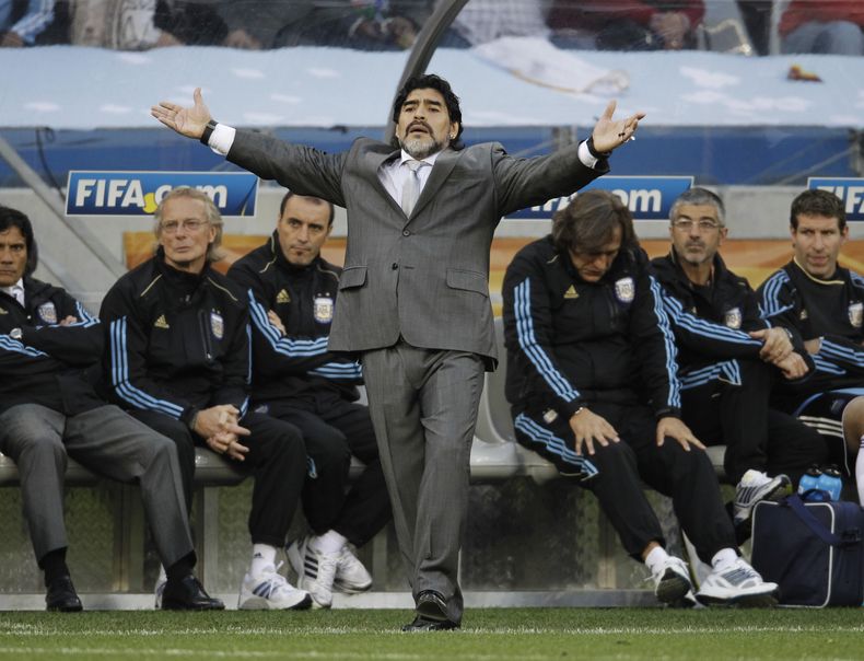 Fotograf&iacute;a del 3 de julio de 2010 que muestra al exjugador de la selecci&oacute;n argentina de f&uacute;tbol Diego Maradona en su etapa como t&eacute;cnico de la escuadra de su pa&iacute;s en el Mundial de Sud&aacute;frica.  (Foto de AP/Gero Breloe