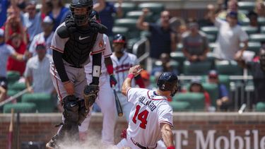 Sam Hilliard (14) de los Bravos de Atlanta se desliza en el plato en el 10mo inning del juego contra los Orioles de Baltimore, el domingo 7 de mayo de 2023. (AP Foto/Erik Rank)