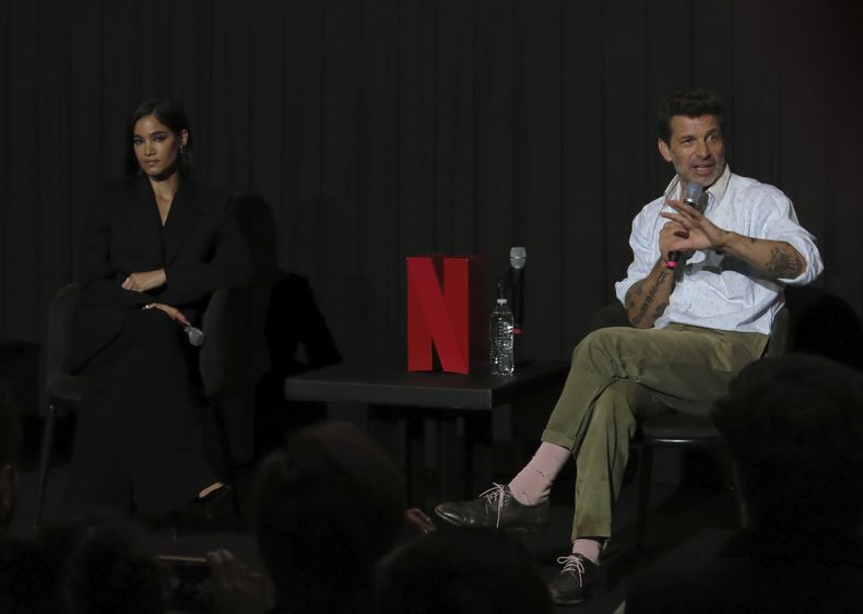 El director Zack Snyder, derecha, habla junto a la actriz Sofia Boutella durante una conferencia de prensa de la película Rebel Moon: Part One - A Child of Fire en la Ciudad de México el lunes 4 de diciembre de 2023. (Foto AP/Berenice Bautista)