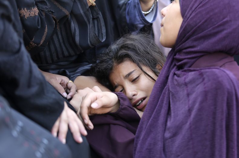 Una niña palestina llora durante el funeral de Amir Ganan, quien murió en un ataque aéreo israelí contra edificios en Jan Yunis, en la Franja de Gaza, el martes 10 de octubre de 2023. (AP Foto/Hatem Ali)