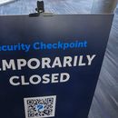 Un letrero colocado cerca de la zona de control de la TSA en el Aeropuerto Internacional de Filadelfia, el miércoles 5 de noviembre de 2025. (AP Foto/Matt Rourke)