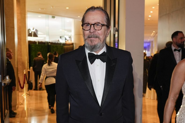 Gary Oldman llega a la 82ª edición de los Globos de Oro el domingo 5 de enero de 2025 en el Beverly Hilton de Beverly Hills, California (Foto AP/Chris Pizzello)