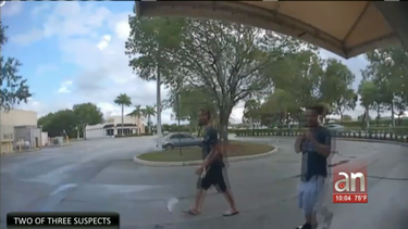 captado en camara brutal golpiza que le propinaron a un joven a las afueras de un publix