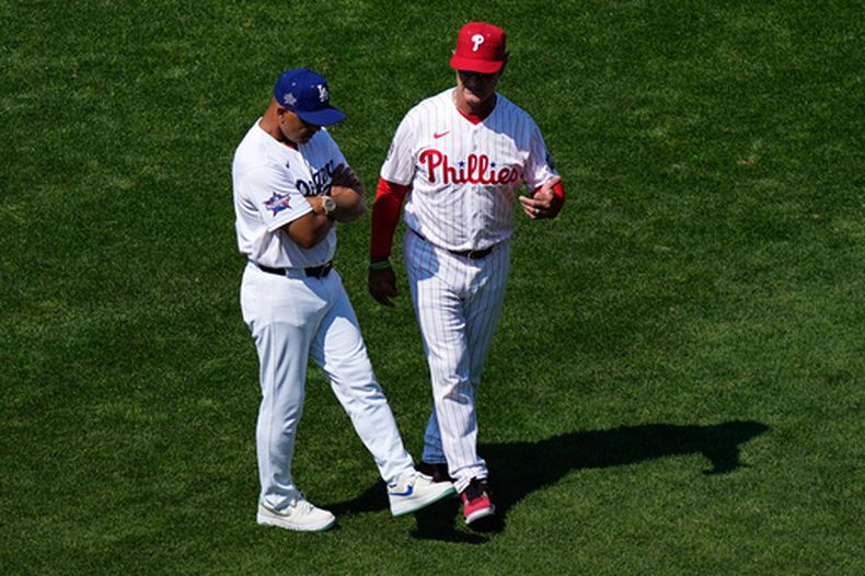El mánager interino de los Filis de Filadelfia Don Mattingly, derecha, y el piloto de los Dodgers de Los Ángeles, Dave Roberts, hablan en el campo en el marco del Juego de Estrellas de las Grandes Ligas, el lunes 13 de julio de 2026, en Filadelfia. (AP Foto/Matt Slocum)