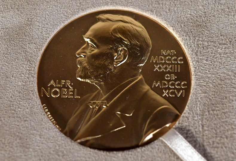 La medalla del Premio Nobel de la Paz. Foto tomada en Nueva York el 8 de diciembre de 2020. (Foto Angela Weiss/Pool Photo vía AP)