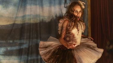 En esta imagen proporcionada por Universal Pictures, Alisha Weir en una escena de Abigail. (Bernard Walsh/Universal Pictures via AP)