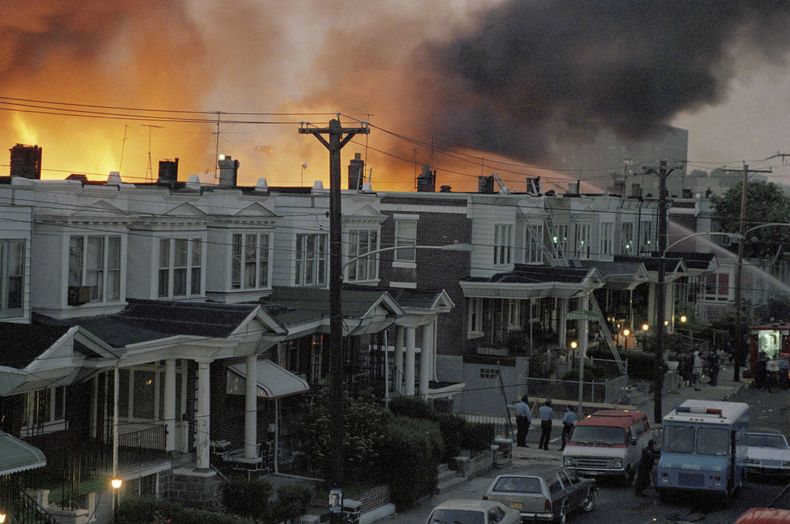 El incendio en Filadelfia luego que la policía lanzó una bomba contra la sede de un grupo militante en mayo de 1985. (AP foto)
