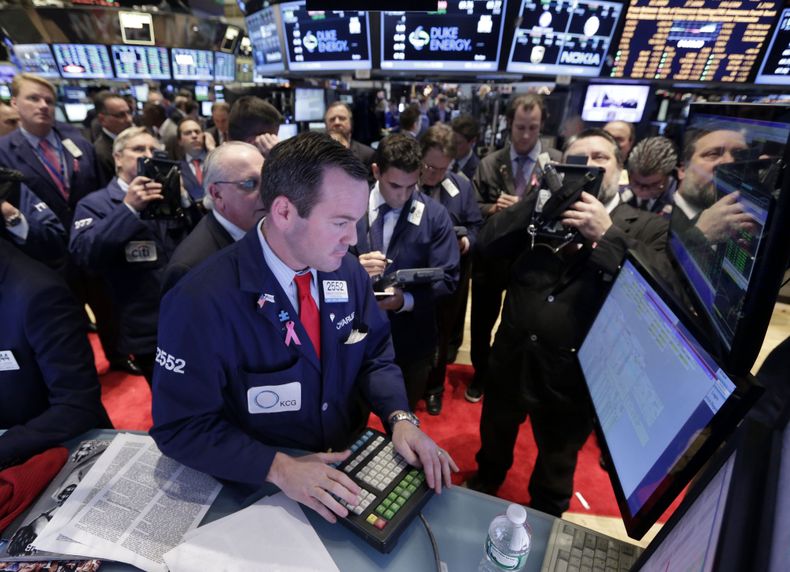 Especialistas en valores revisan datos en la Bolsa de Valores de Nueva York el mi&eacute;rcoles 18 de diciembre de 2013. La econom&iacute;a de Estados Unidos creci&oacute; a una tasa de 4,1% en el tercer trimestre de 2013, su mejor dato desde 2011. (Foto