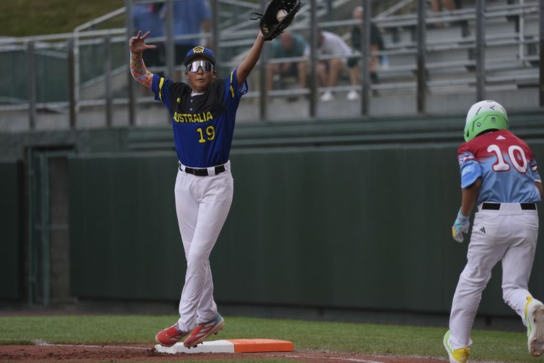 La australiana Monica Arcuri hace la atrapada en primera base contra Panamá, durante la primera entrada de un juego de béisbol en la Serie Mundial de las Pequeñas Ligas, el miércoles 13 de agosto de 2025, en South Williamsport, Pensilvania. (AP Photo/Caleb Craig)