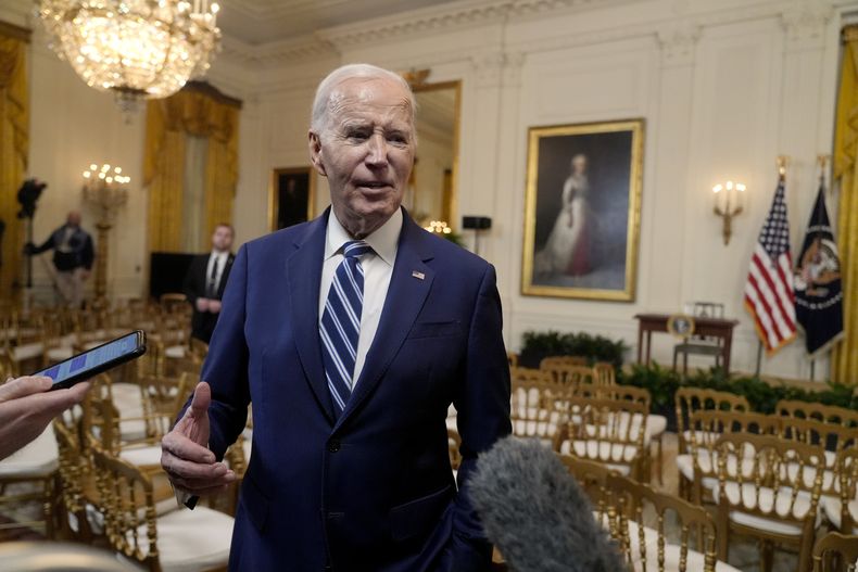 El presidente Joe Biden habla con reporteros tras firmar una ley de Seguro Social, en la Casa Blanca, el domingo 5 de enero de 2025, en Washington. (AP Foto/Manuel Balce Ceneta)