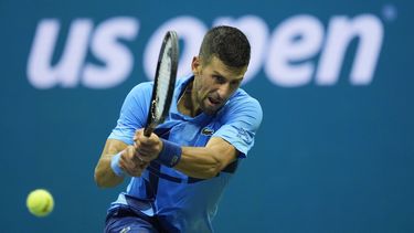 Novak Djokovic devuelve ante Radu Albot en la primera ronda del Abierto de Estados Unidos, el lunes 26 de agosto de 2024, en Nueva York. (AP Foto/Matt Rourke)
