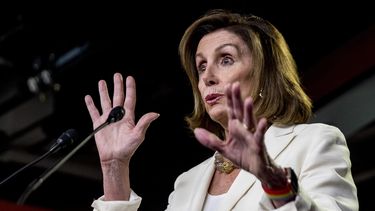 Trump defiende a Pelosi en lucha contra demócratas jóvenes