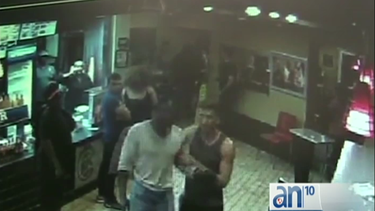 las muestras de afecto entre dos homosexuales provoco la ira en un restaurante de la playa