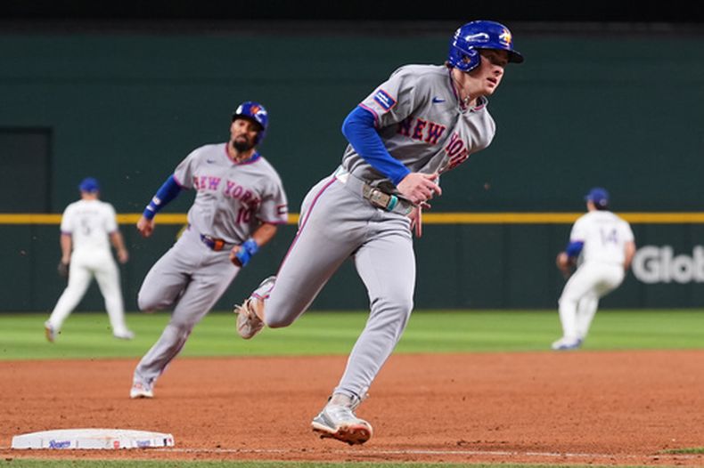 Carson Benge y Marcus Semien (10) de los Mets de Nueva York avanzan para anotar carreras ante los Rangers de Texas, el martes 22 de septiembre de 2026, en Arlington, Texas. (AP Foto/Tony Gutiérrez)