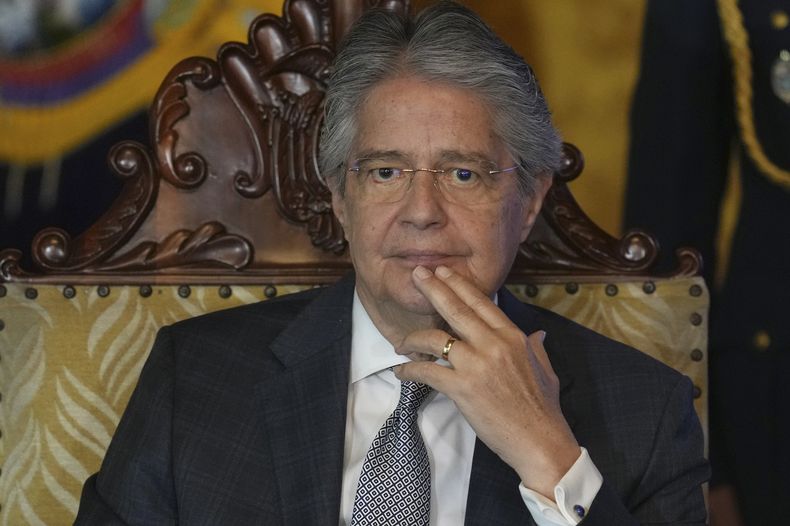 El presidente ecuatoriano Guillermo Lasso asiste a una ceremonia para anunciar reformas tributarias en el palacio de gobierno en Quito, Ecuador, el jueves 11 de mayo de 2023. (AP Foto/Dolores Ochoa)