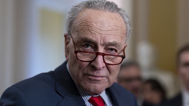 El líder de la mayoría del Senado, Chuck Schumer, demócrata por Nueva York, habla con los periodistas en el Capitolio de Washington, el 12 de marzo de 2024.(Foto AP/J. Scott Applewhite, Archivo)