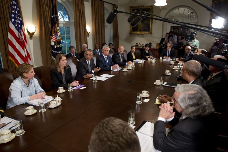 El presidente Barack Obama, tercero de izquierda a derecha, habla con la prensa sobre el &eacute;bola durante una reuni&oacute;n en la Sala del Gabinete de la Casa Blanca, en Washington, el mi&eacute;rcoles 15 de octubre de 2014. (Foto AP/Jacquelyn Martin