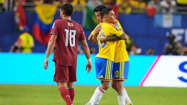 El volante colombiano James Rodríguez (10) es sustituido por Juan Fernando Quintero (20) durante el partido contra Portugal en la fase de grupos del Mundial, el sábado 27 de junio de 2026, en Miami, Florida. (AP Foto/Lynne Sladky)