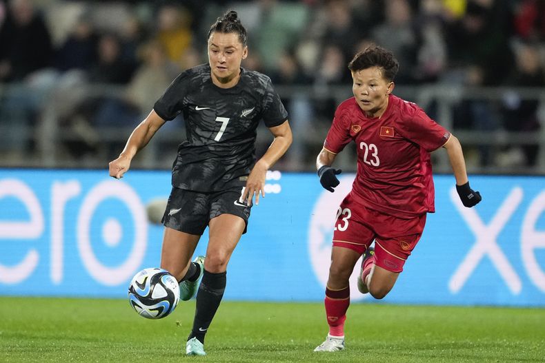 La neozelandesa Ali Riley pelea por el balón con Thi Bich Thuy Nguyen de Vietnam en un duelo de preparación para la Copa Mundial femenina el lunes 10 de julio del 2023. (AP Foto/John Cowpland)