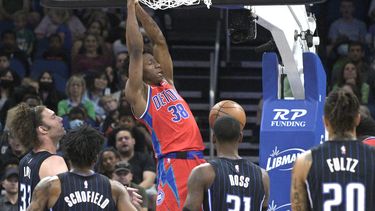 Pistons vencen 134-120 a Magic; Bey consigue 51 puntos