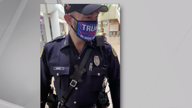la policia de la ciudad de miami sancionara a un oficial fotografiado con una mascara pro-trump dentro de un lugar de votacion