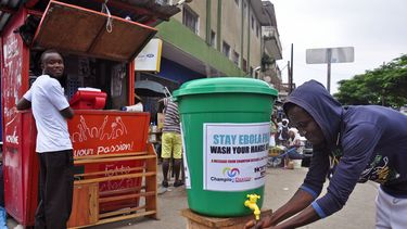 americateve | Un hombre se lava las manos siguiendo las indicaciones de autoridades liberianas para mantenrse a salvo del contagio por &eacute;bola en la ciudad de Monrovia, Liberia, el mi&eacute;rcoles 6 de agosto de 2014. La presidenta de Libera declar&oacute; el est