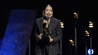 Natalia Lafourcade recibe el premio a mejor álbum de rock o música alternativa latina por De todas las flores en la 66a entrega anual de los Premios Grammy el domingo 4 de febrero de 2024 en Los Ángeles. (Foto AP/Chris Pizzello)