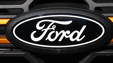 ARCHIVO - El logotipo de la compañía puede apreciarse en la parrilla de una camioneta Ford Serie F modelo 2026 en una concesionaria Ford, el domingo 2 de noviembre de 2025, en Littleton, Colorado. (AP Foto/David Zalubowski, archivo)