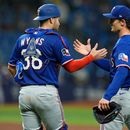 Jacob Latz, pitcher de los Rangers de Texas, celebra con el receptor Austin Wynns, tras cerrar el jueggo ante los Rays de Tampa Bay, el martes 28 de julio de 2026 (AP Foto/Chris OMeara)