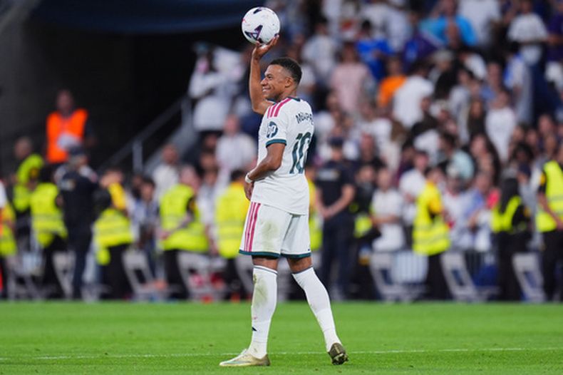 El jugador del Real Madrid, Kylian Mbappé, celebra tras anotar durante el partido de fútbol de La Liga entre el Real Madrid y la Real Sociedad en Madrid, España, el miércoles 26 de agosto de 2026. (Foto AP/Manu Fernandez)