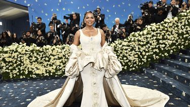 Audra McDonald asiste a la gala benéfica del Instituto del Vestido del Museo Metropolitano de Arte que celebra la inauguración de la exposición Superfine: Tailoring Black Style el lunes 5 de mayo de 2025, en Nueva York. (Foto Evan Agostini/Invision/AP)