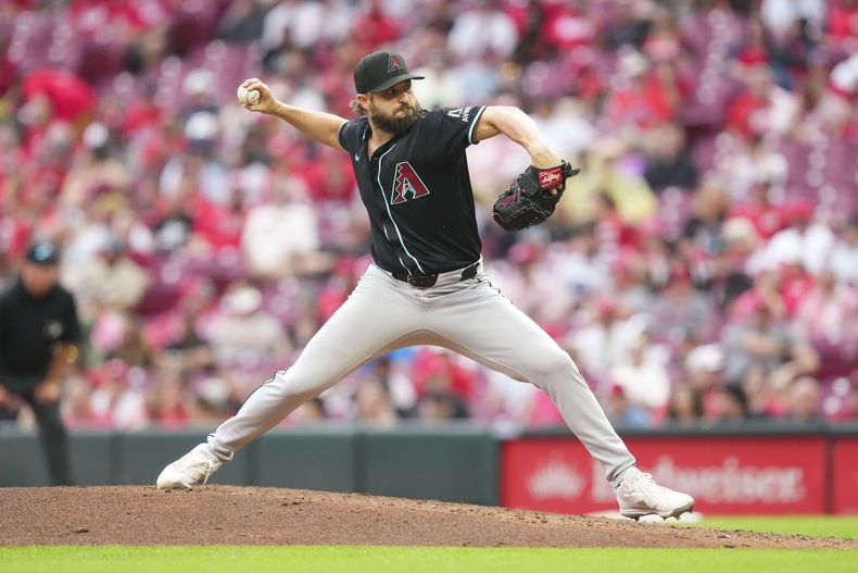 El lanzador de los Diamondbacks de Arizona Kendall Graveman lanza en la cuarta entrada ante los Rojos de Cincinnati elsábado 7 de junio del 2025. (AP Foto/Jeff Dean)
