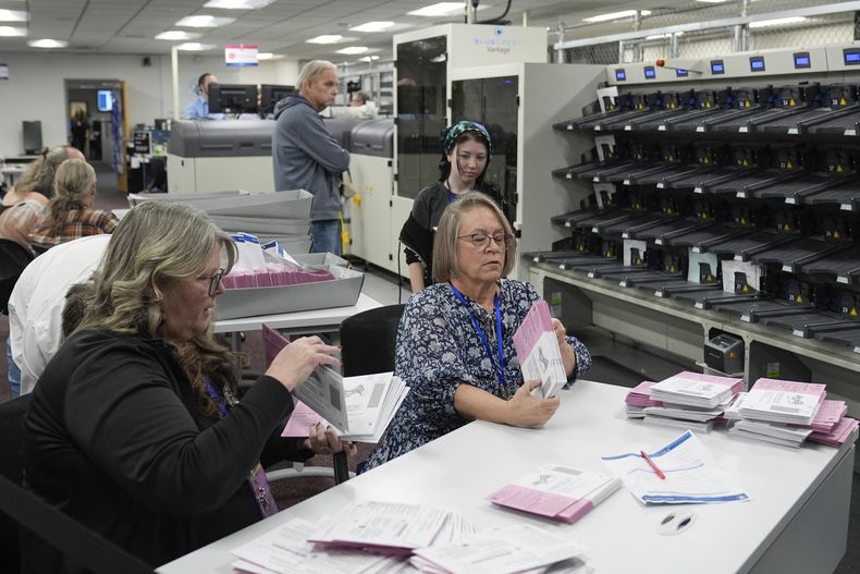 ARCHIVO - Trabajadores electorales realizan el conteo de boletas en la Oficina de Registro de Votantes del Condado Washoe, el 5 de noviembre de 2024, en Reno, Nevada. (AP Foto/Godofredo A. Vásquez, archivo)