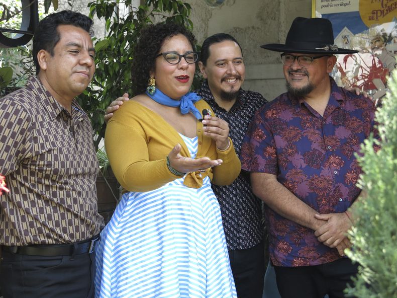 La vocalista de La Santa Cecilia, Marisoul, habla durante una entrevista sobre el documental Alma Bohemia, acompañada por sus compañeros de banda Pepe Carlos, de izquierda a derecha, Alex Bendaña, y Miguel Oso Ramírez, en la Ciudad de México el 5 de marzo de 2024. (Foto AP/Berenice Bautista)