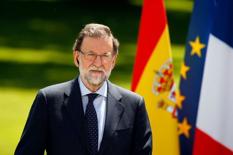 El entonces presidente de gobierno español Mariano Rajoy en conferencia de prensa en el Palacio de los Elíseos en París, el 16 de junio del 2017. (AP foto/Francois Mori)